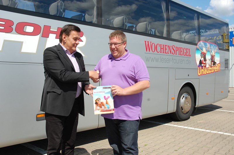 Reisen im Zeichen des WochenSpiegel: Timo Bohr, Geschäftsführer von Bohr Busreisen und Burkhard Hau, Geschäftsführer des SW-Verlags sind stolz auf den neuen Leser-Touren-Bus.