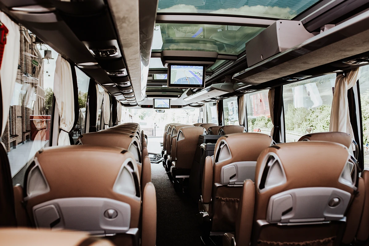 Innenausstattung vom hochwertigen Mannschaftsbus von BOHR