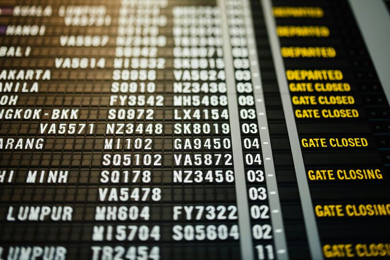 Anzeigetafel mit Abflugzeiten in einem Flughafen