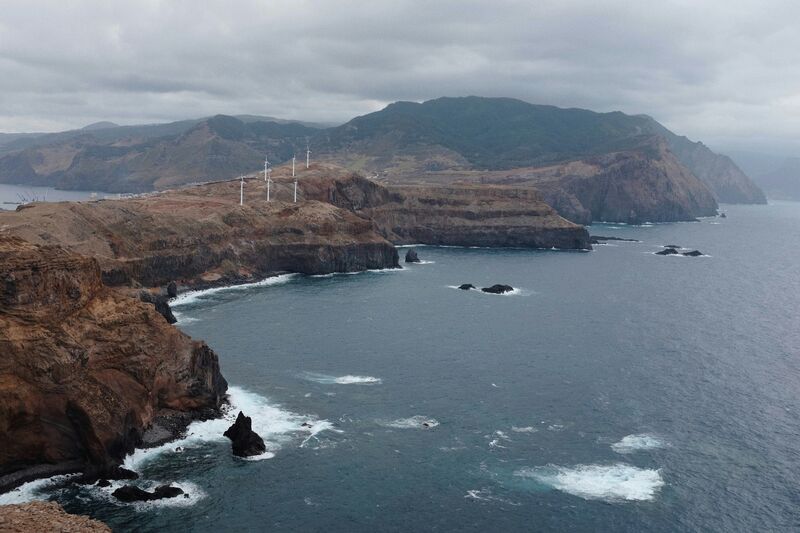 Steilküste und grüne Berge auf Madeira