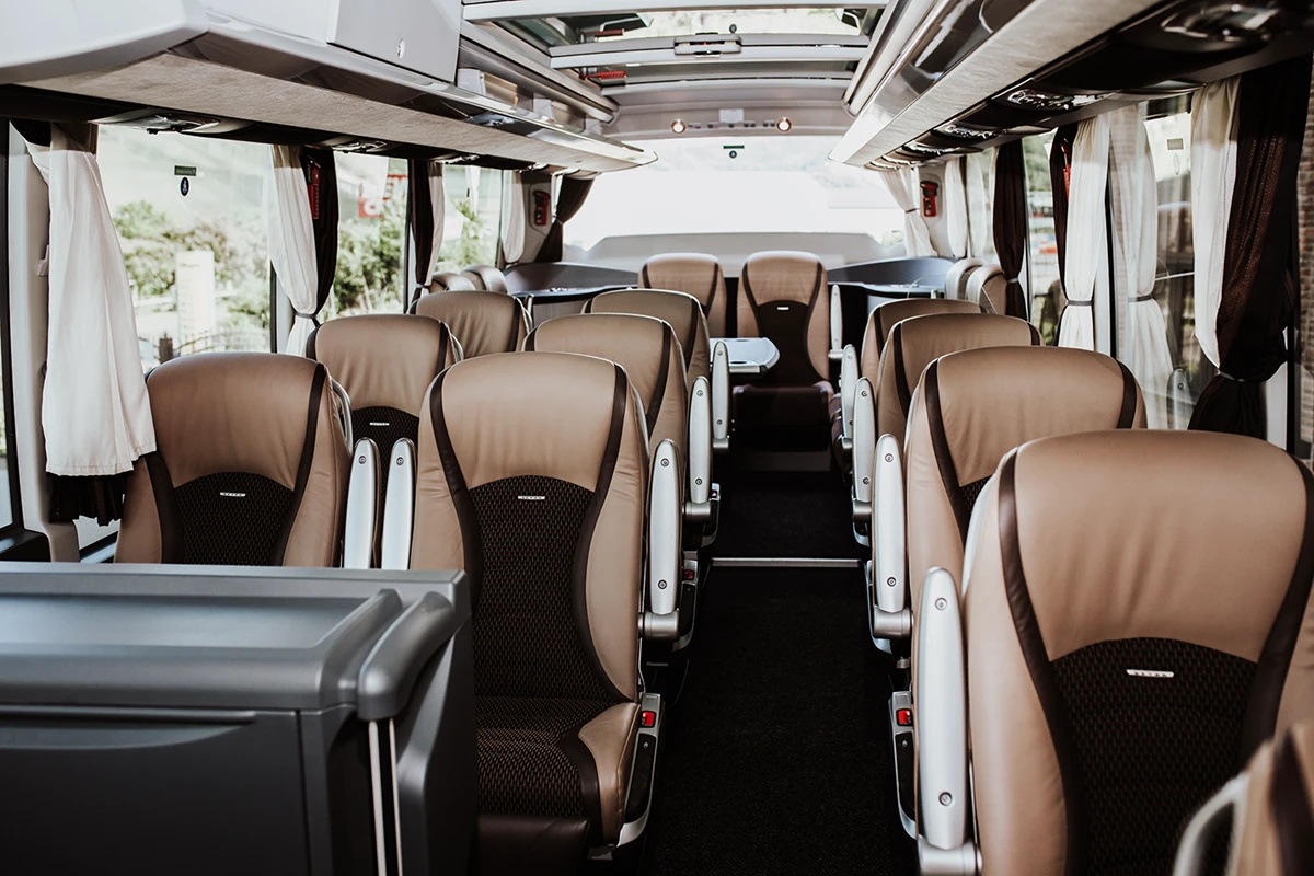 Innenausstattung vom hochwertigen Mannschaftsbus von BOHR