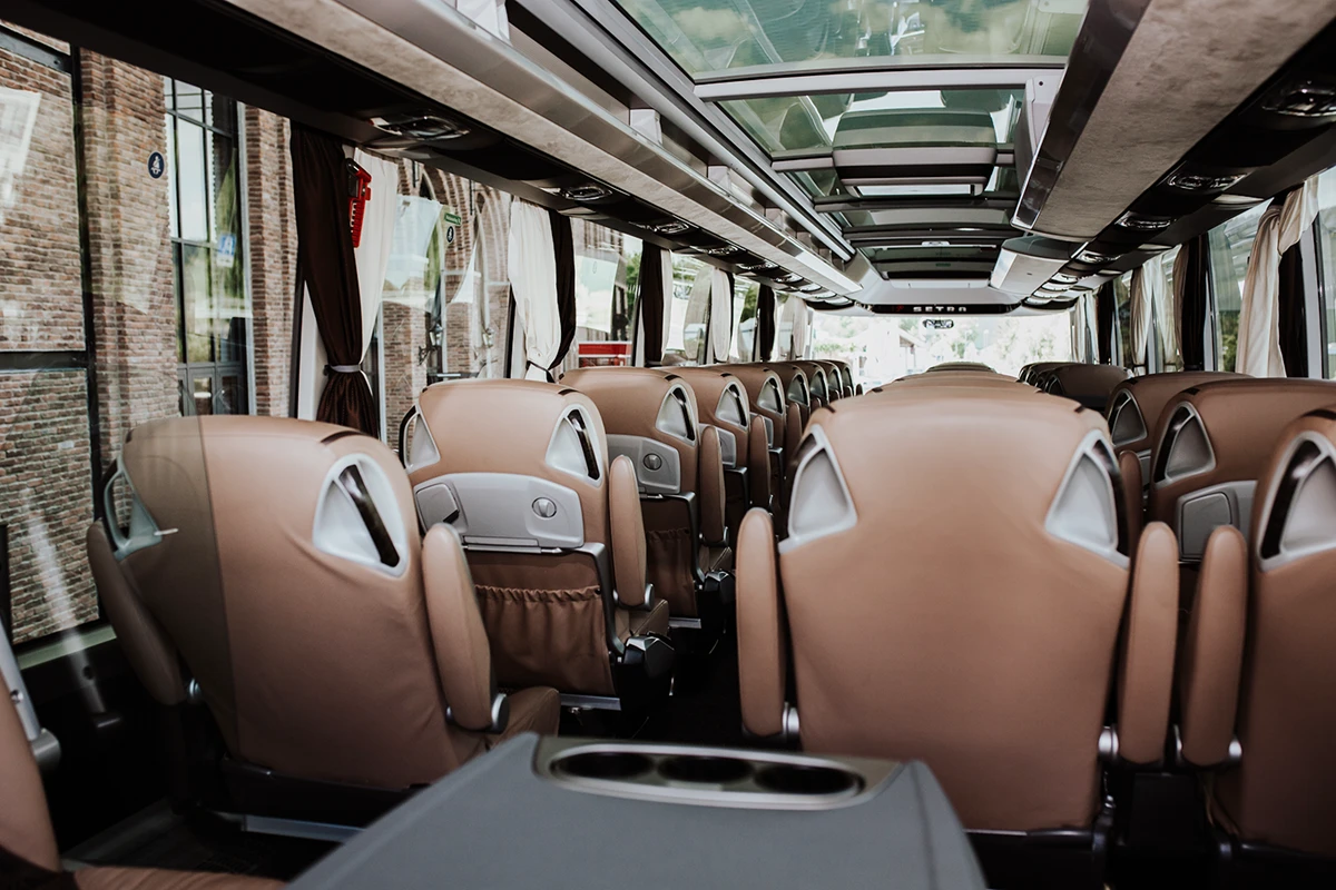 Innenausstattung vom hochwertigen Mannschaftsbus von BOHR