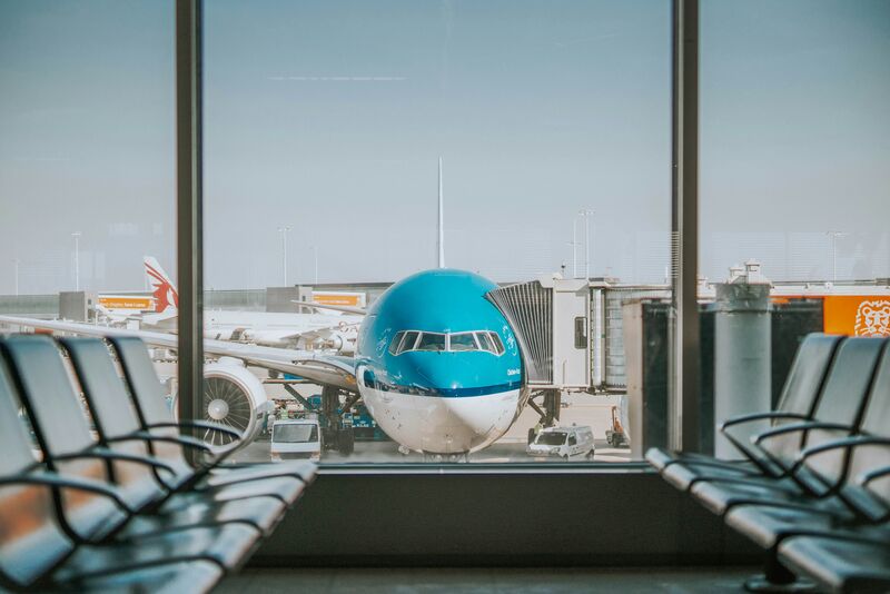 Reisende mit Gepäck in einem hellen Flughafen-Terminal