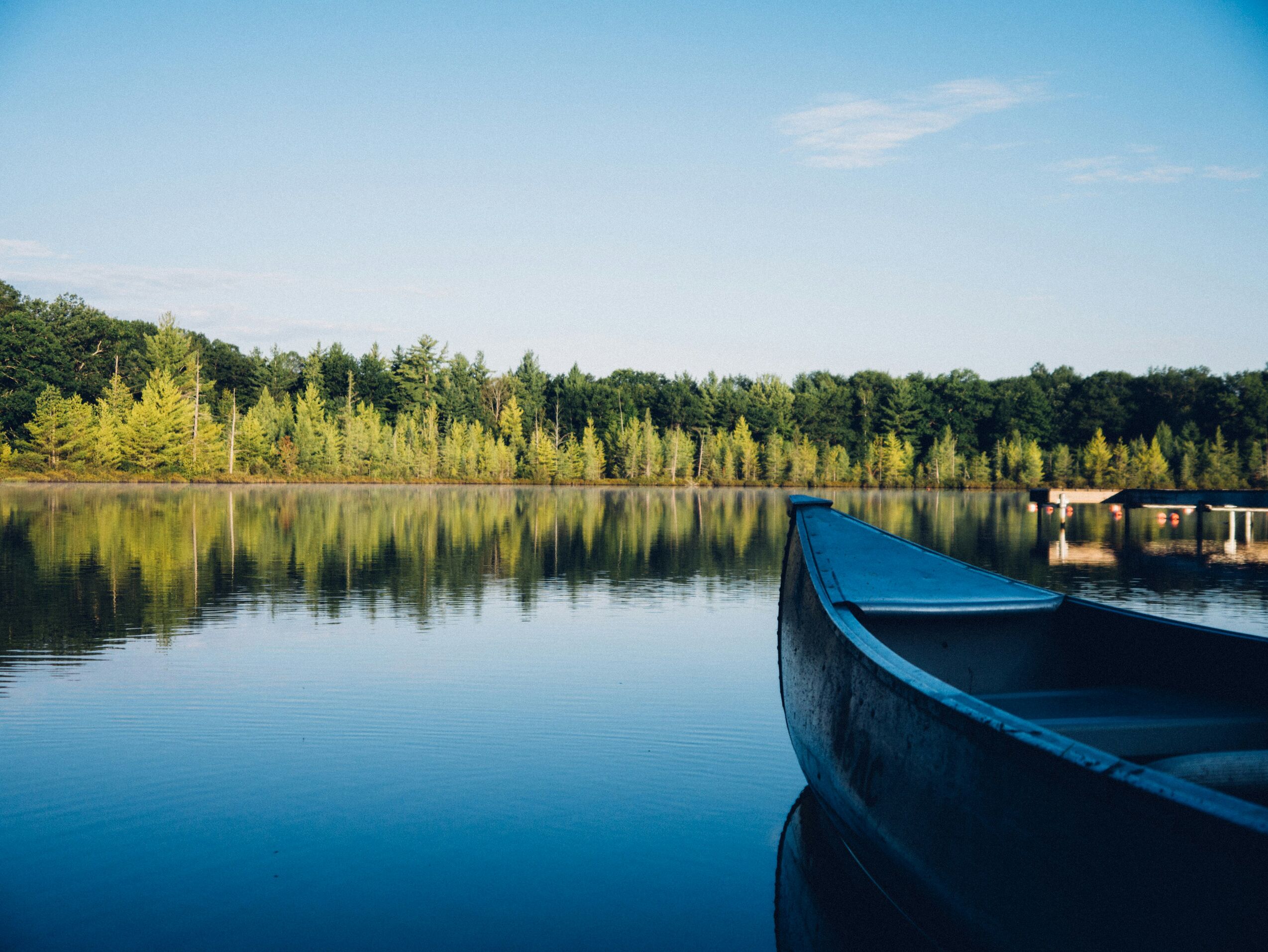 Kanu auf einem Waldsee – Kurzreise mit dem Bus in die Natur