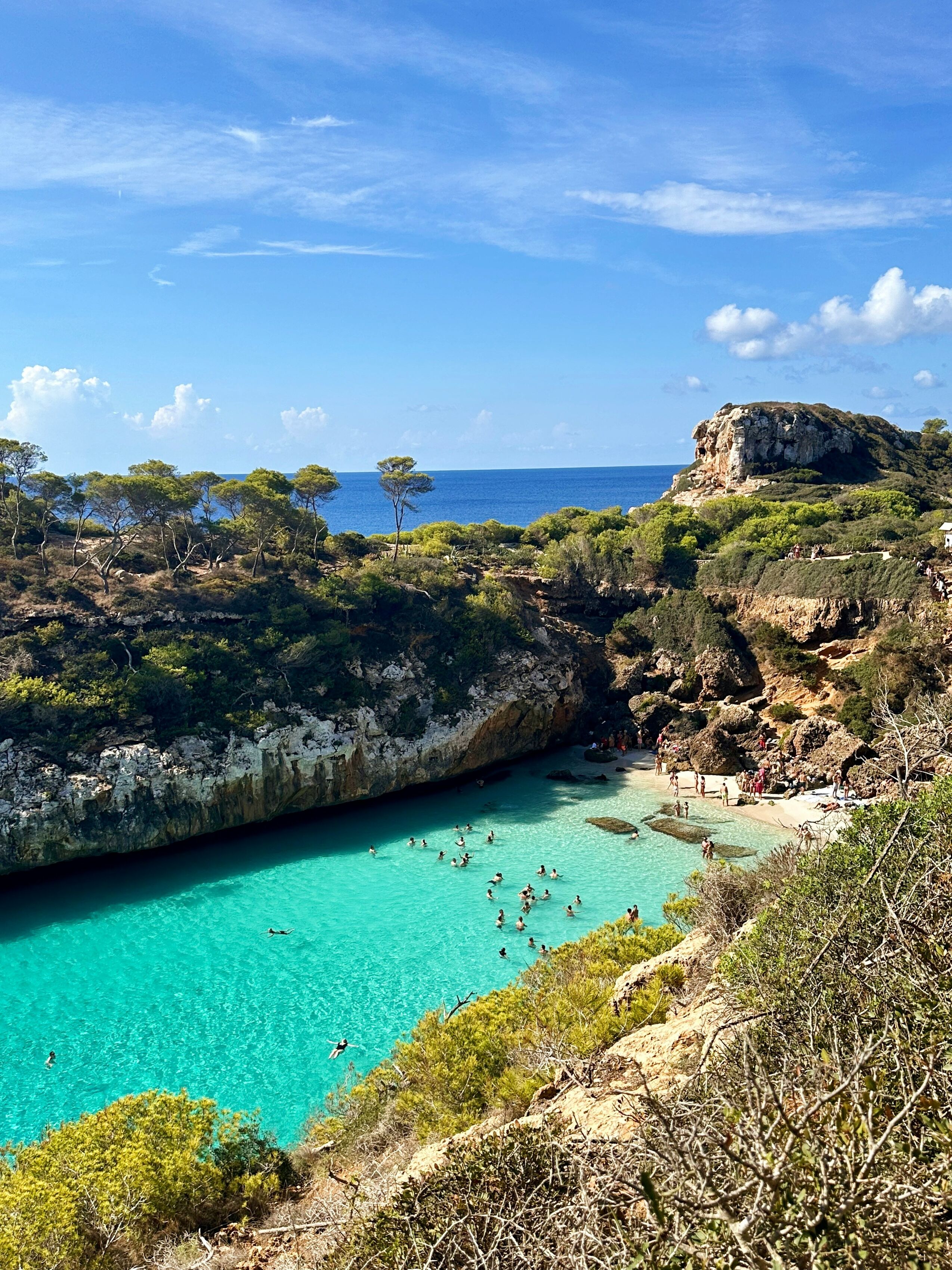Küste und Bucht auf Mallorca mit türkisem Meer
